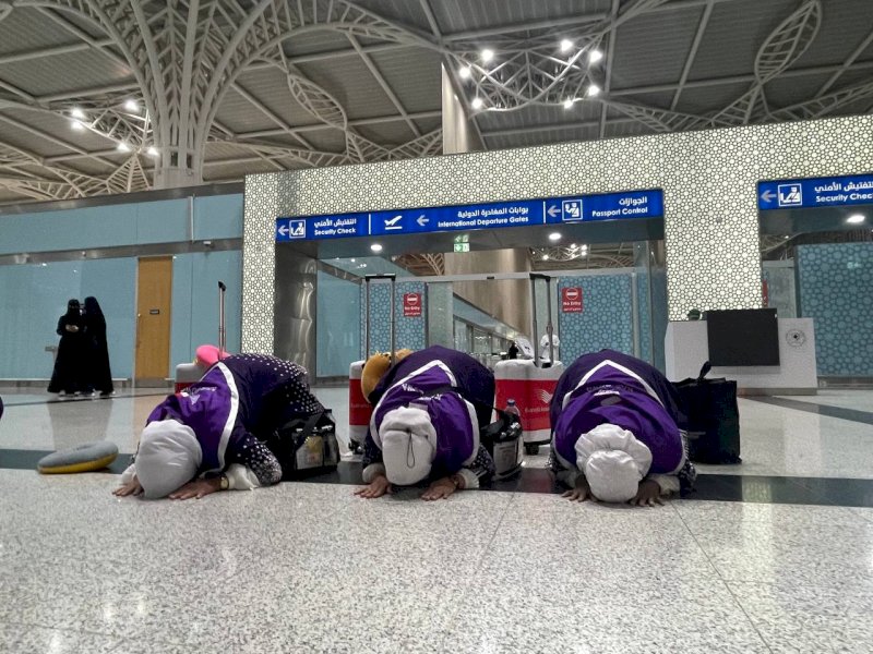 Sempat Mesin Pesawat Bermasalah, Jemaah Kloter 5 Sujud Sukur saat Tiba di Madinah