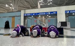 Sempat Mesin Pesawat Bermasalah, Jemaah Kloter 5 Sujud Sukur saat Tiba di Madinah