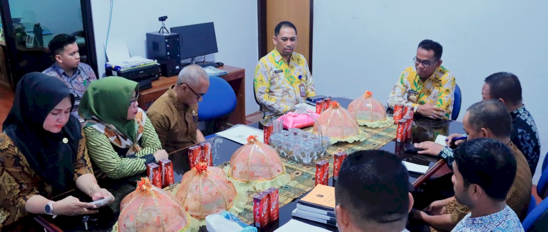 Pj Bupati Takalar, Setiawan Aswad, memimpin Rapat Intern di Dinas Tanaman Pangan, Holtikultura, Perkebunan dan Ketahanan Pangan (DTPHPKP) Takalar.