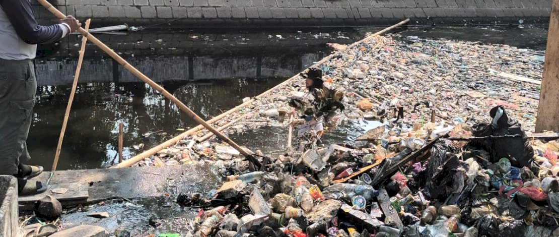 Dinas PU Makassar Giat Bersihkan Kanal dan Drainase untuk Cegah Banjir
