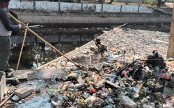 Dinas PU Makassar Giat Bersihkan Kanal dan Drainase untuk Cegah Banjir