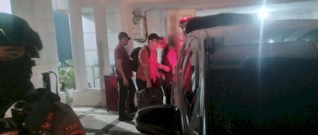 Penyidik KPK membawa koper usai melakukan penggeledahan di rumah adik SYL di Jalan Letjen Hertasning Makassar.