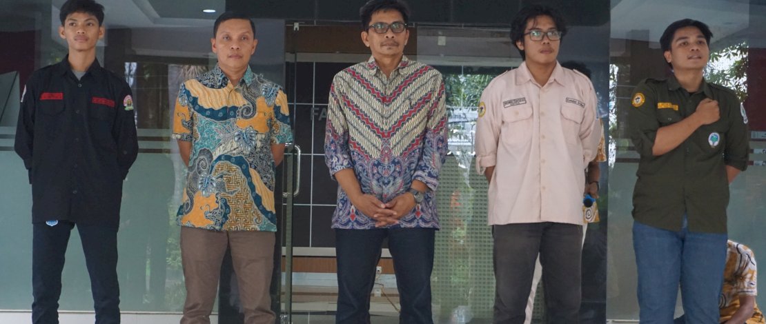 Wakil Rektor I Unhas Prof Ruslin bersama mahasiswa. (IST)
