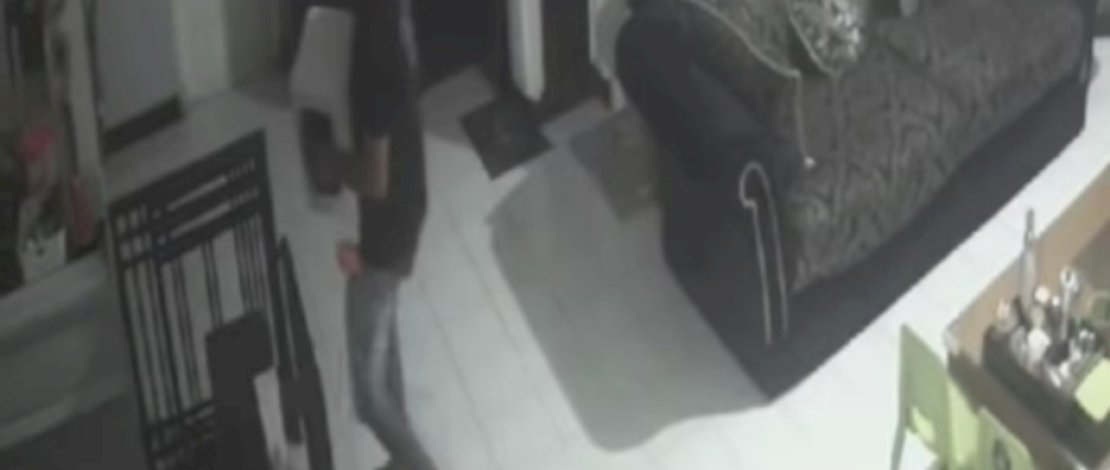 Pelaku terekam CCTV rumah saat menggondol brankas berisi perhiasan.