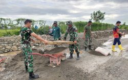 Komponen Cadangan TNI Kodim 1403/Palopo Berpartisipasi dalam TMMD di Desa Pammesakang