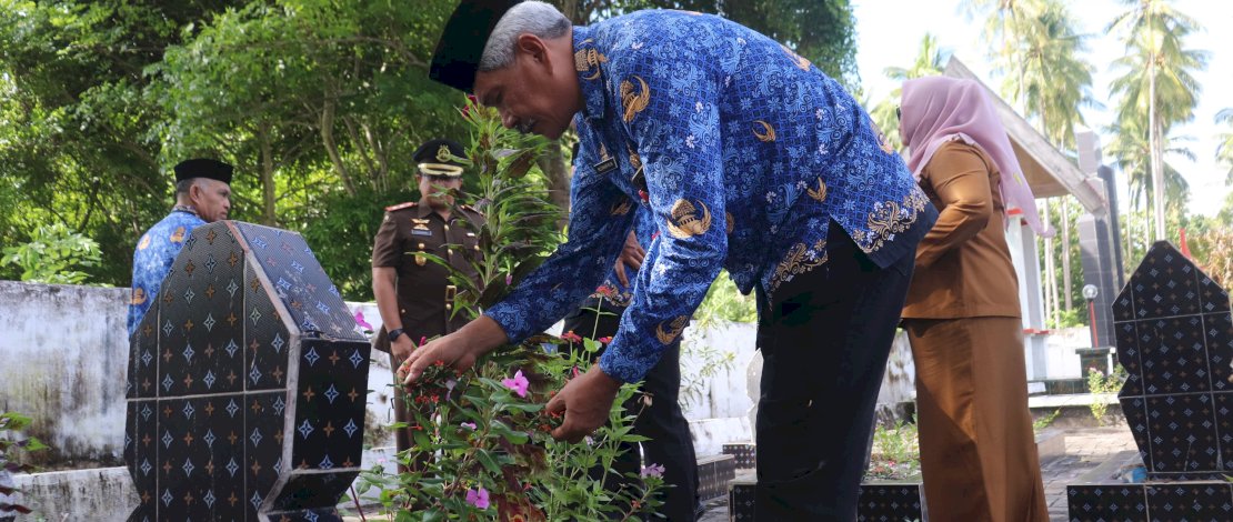 Pemkab Selayar memperingati Hari Kebangkitan Nasional (Harkitnas) ke-116 dengan menggelar upacara pengibaran bendera merah putih dan melaksanakan ziarah serta tabur bunga di Taman Makam Pahlawan (TMP) Barugaia, Senin, 20 Mei 2024.