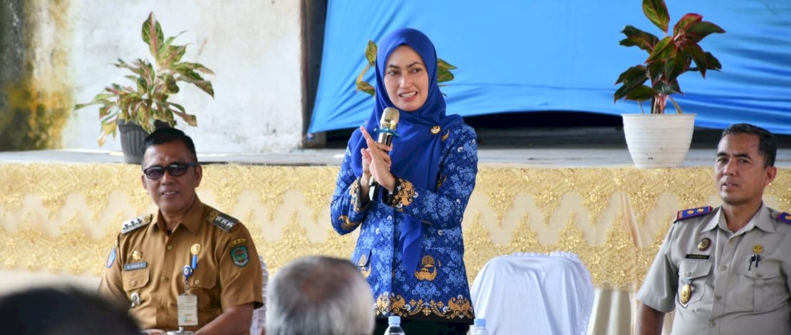 Bupati Lutra Serahkan Ratusan Sertifikat PTSL ke Masyarakat Penerima