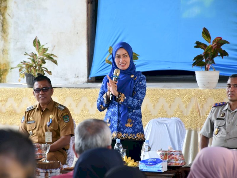 Bupati Lutra Serahkan Ratusan Sertifikat PTSL ke Masyarakat Penerima