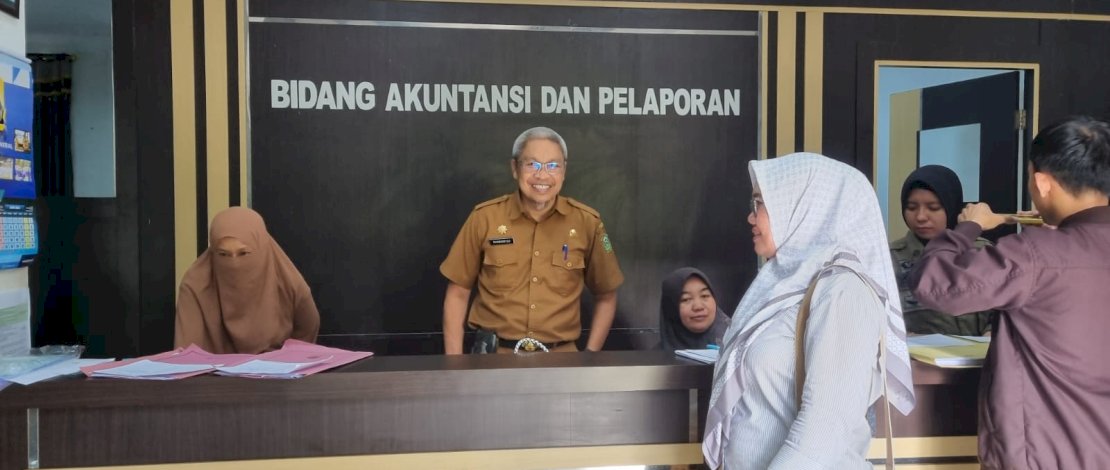 Setelah beberapa bulan perangkat desa di Takalar tidak menerima gaji, mereka akhirnya merasa lega karena Anggaran Dana Desa (ADD) mulai dicairkan di Bank Sulselbar Takalar, hari ini, Rabu, 22 Mei 2024.