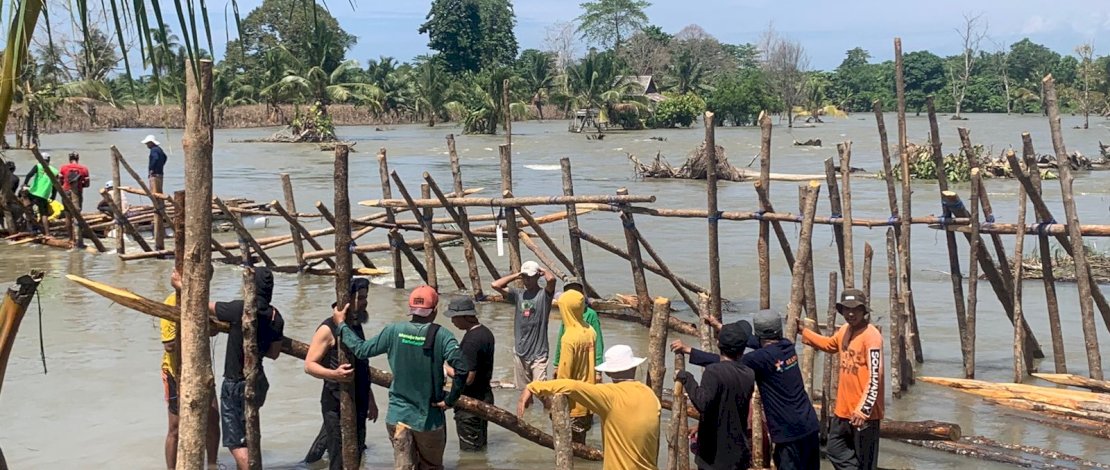 Perhiptani Luwu Utara Gotong Royong Perbaiki Tanggul Rusak di Desa Pombakka 