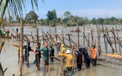Perhiptani Luwu Utara Gotong Royong Perbaiki Tanggul Rusak di Desa Pombakka 