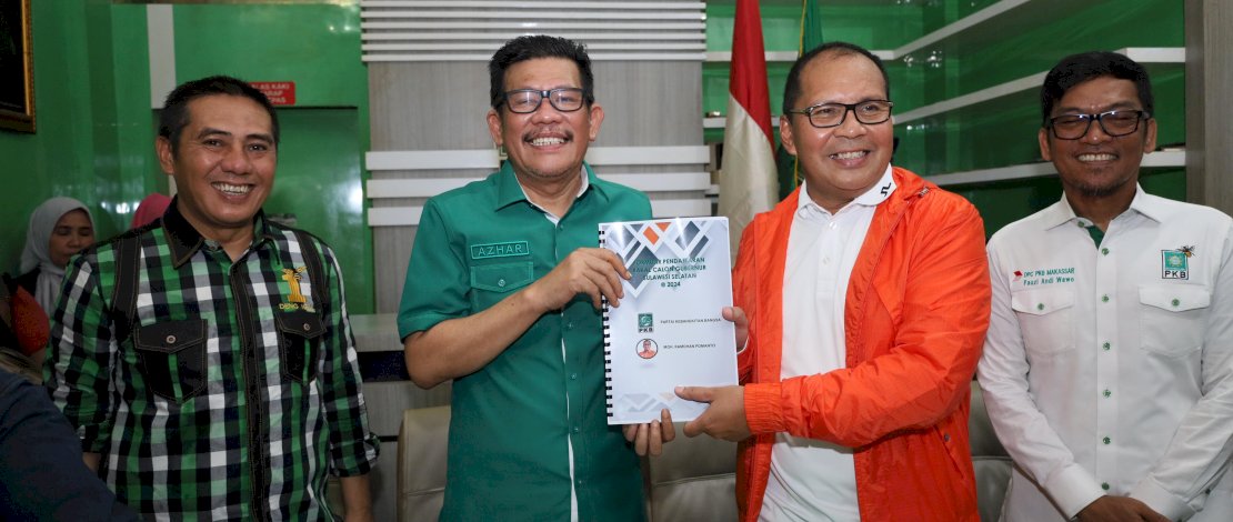 Bakal Cagub Sulsel Moh Ramdhan Pomanto saat menyerahkan formulir pendaftaran kepada Ketua DPW PKB Sulsel Azhar Arsyad. Bakal Cagub Sulsel Moh Ramdhan Pomanto saat menyerahkan formulir pendaftaran kepada Ketua DPW PKB Sulsel Azhar Arsyad.