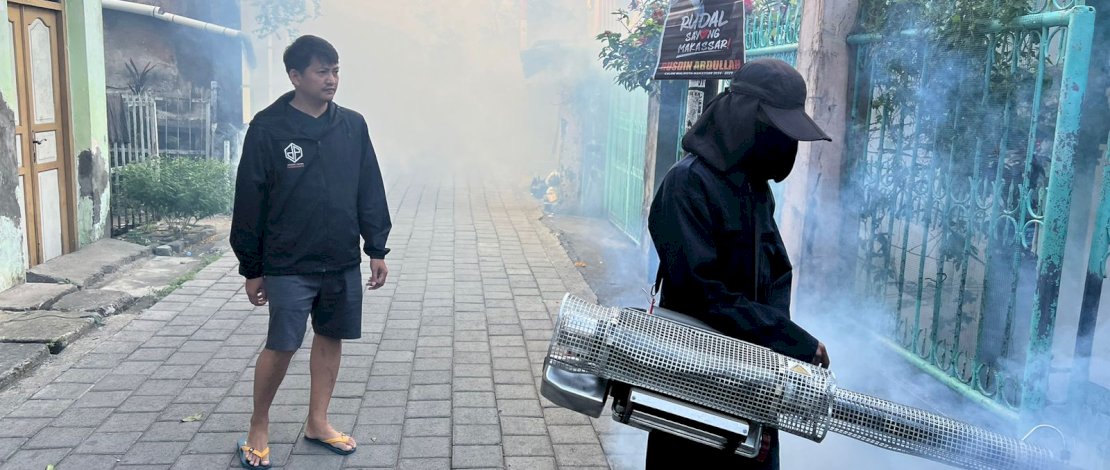 Dinas Kesehatan Makassar Fogging di RW 5 Kelurahan Gaddong untuk Cegah Demam Berdarah Dinas Kesehatan Makassar Fogging di RW 5 Kelurahan Gaddong untuk Cegah Demam Berdarah