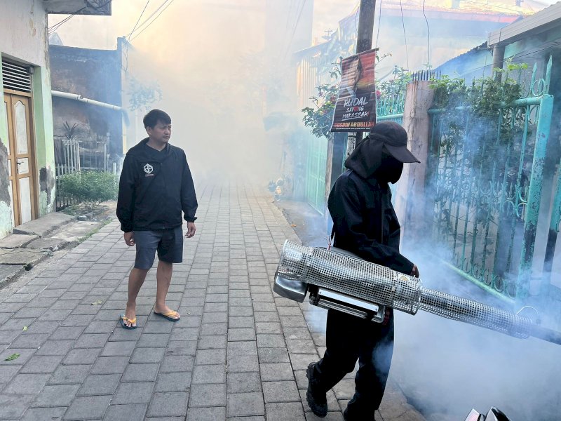 Dinas Kesehatan Makassar Fogging di RW 5 Kelurahan Gaddong untuk Cegah Demam Berdarah