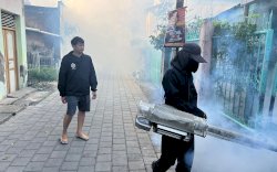 Dinas Kesehatan Makassar Fogging di RW 5 Kelurahan Gaddong untuk Cegah Demam Berdarah
