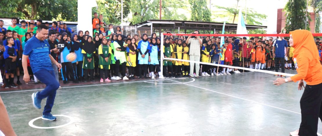 Pembukaan turnamen ditandai dengan pelemparan bola servis pertama, dari Ketua TP PKK Kabupaten Andi Dwiyanti Musrifah Basli kepada Bupati Kepulauan Selayar Muh Basli Ali yang saat dalam posisi tekong (server). 