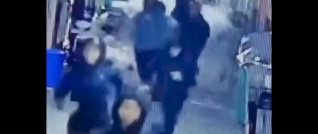 Pelaku penyerangan indekos di Jalan Faisal terekam CCTV.(Capture video) 