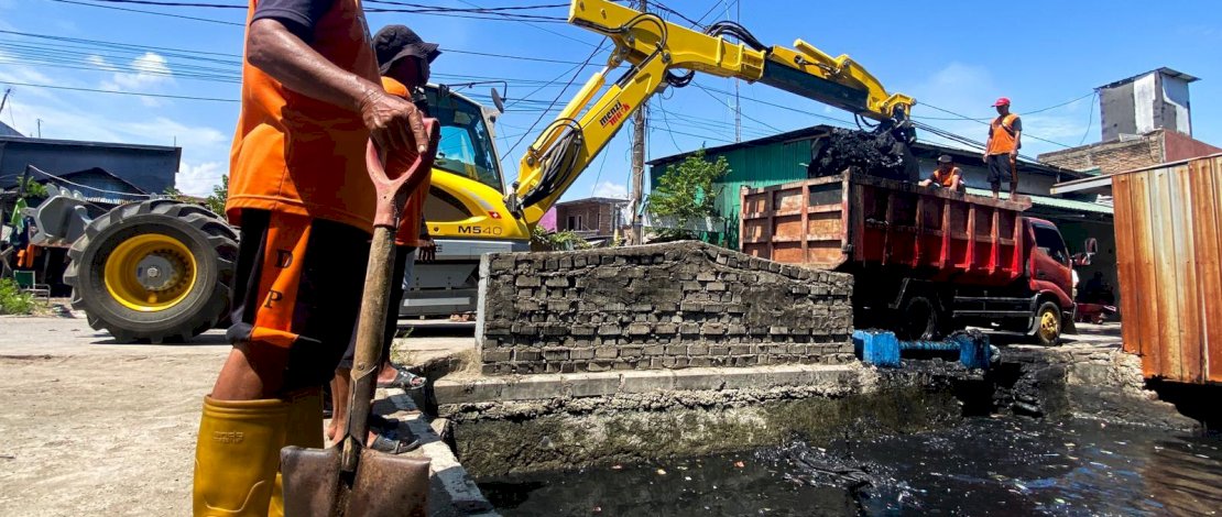 Dinas PU Makassar Lakukan Normalisasi Saluran Sekunder di Jalan Ampera Raya