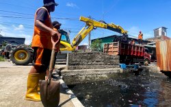 Dinas PU Makassar Lakukan Normalisasi Saluran Sekunder di Jalan Ampera Raya
