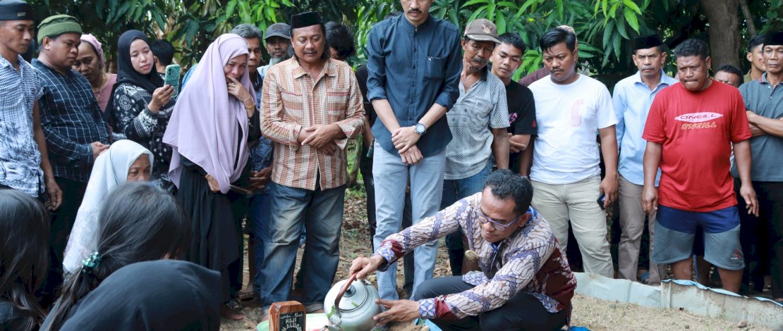 Penjabat (Pj.) Bupati Takalar menghadiri upacara pelepasan jenazah H. Jamaluddin Dg Sila, mantan anggota DPRD Kabupaten Takalar periode 1999-2003 sekaligus ayahanda dari Kepala Bagian Kesra Setda Kabupaten Takalar, Hj. Dahlia.