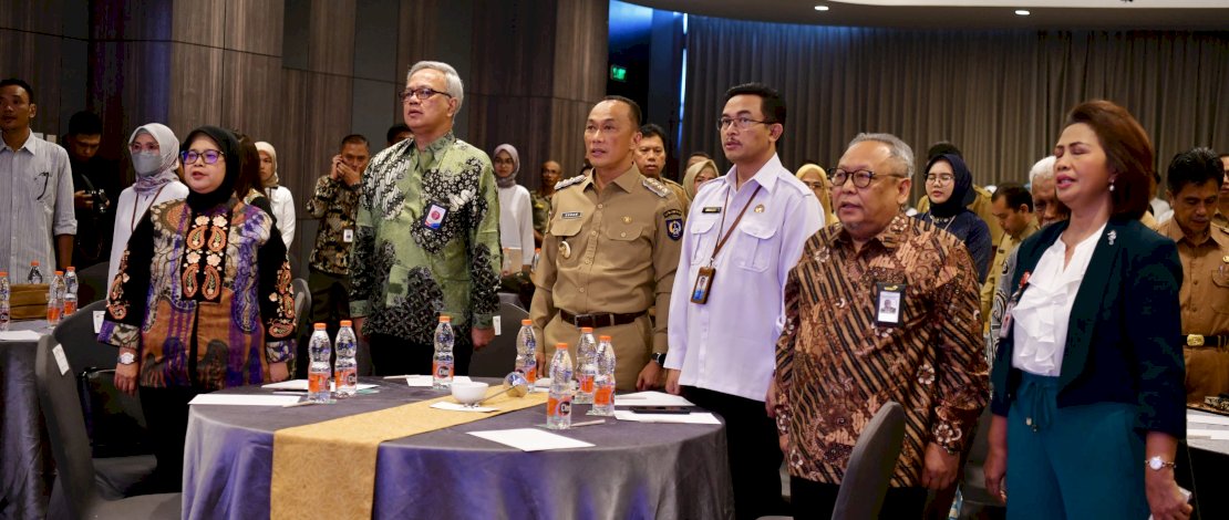 Apel pagi secara virtual dilaksanakan secara rutin setiap hari Senin di masa kepemimpinan Penjabat Gubernur Sulawesi Selatan, Prof Zudan Arif Fakrulloh, yang diikuti oleh seluruh OPD Lingkup Sulsel. Apel pagi secara virtual dilaksanakan secara rutin setiap hari Senin di masa kepemimpinan Penjabat Gubernur Sulawesi Selatan, Prof Zudan Arif Fakrulloh, yang diikuti oleh seluruh OPD Lingkup Sulsel.