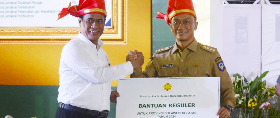 Pj Gubernur Sulsel Prof Zudan Arif Fakrulloh saat menerima bantuan pertanian dari Mentan Andi Amran Sulaiman. (Pemprov Sulsel)