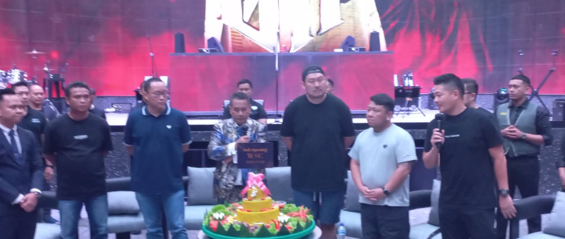Pengacara kondang, Hotman Paris Hutapea saat meresmikan Hotman 911 di W Superclub CPI Makassar.