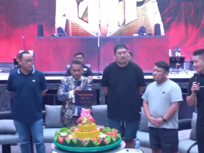Viral Hotman Paris Mengeluh Kepanasan di Bandara Sultan Hasanuddin