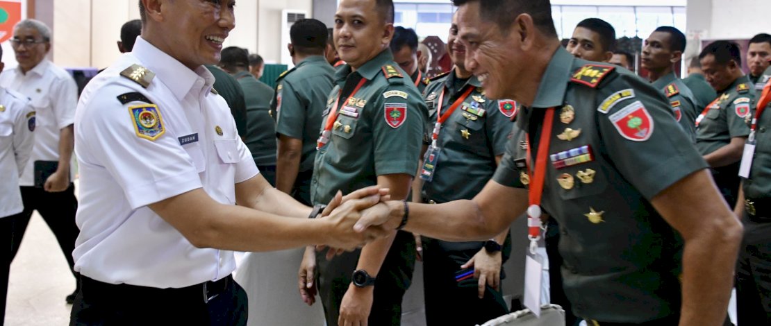 Penjabat Gubernur Sulawesi Selatan, Prof Zudan Arif Fakrulloh membuka ruang dialog dengan para prajurit yang hadir pada kegiatan Apel Komandan Satuan TNI Angkatan Darat Kodam XIV/Hasanuddin di Balai Prajurit Jenderal M. Yusuf di Jalan Jenderal Sudirman, Makassar, Rabu, 29 Mei 2024. Penjabat Gubernur Sulawesi Selatan, Prof Zudan Arif Fakrulloh membuka ruang dialog dengan para prajurit yang hadir pada kegiatan Apel Komandan Satuan TNI Angkatan Darat Kodam XIV/Hasanuddin di Balai Prajurit Jenderal M. Yusuf di Jalan Jenderal Sudirman, Makassar, Rabu, 29 Mei 2024.