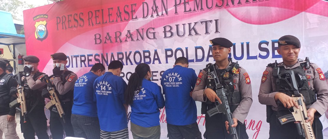 Polda Sulsel menangkap empat orang pelaku penyalahgunaan dan peredaran gelap narkoba.