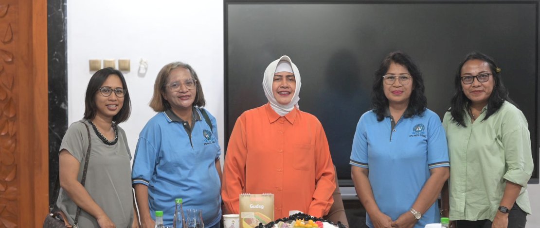 Indira Yusuf Ismail Apresiasi Rencana PWKI Bersih-bersih Kawasan Dermaga Kayu Bangkoa Indira Yusuf Ismail Apresiasi Rencana PWKI Bersih-bersih Kawasan Dermaga Kayu Bangkoa