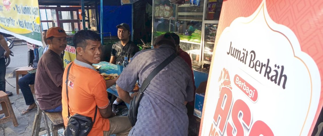Nasi Kuning Gratis Andi Seto Diserbu Warga Makassar, Bukti Kepedulian Sosial Nasi Kuning Gratis Andi Seto Diserbu Warga Makassar, Bukti Kepedulian Sosial