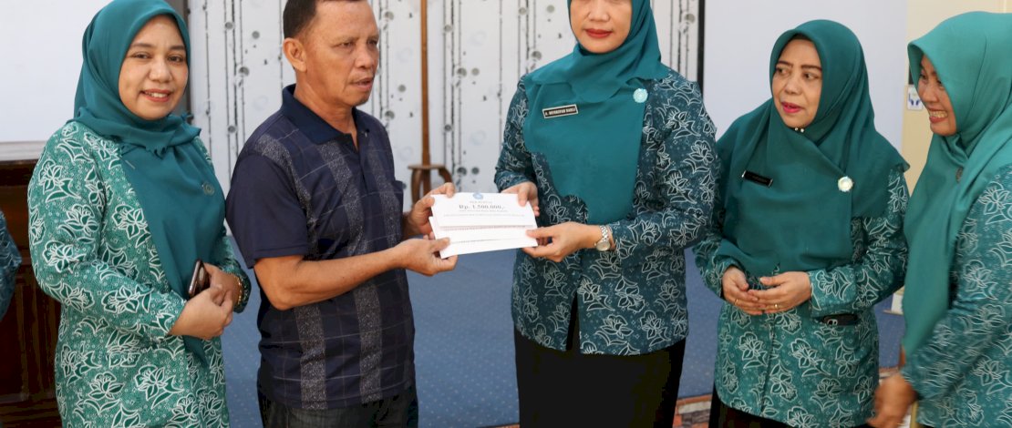 Ketua TP PKK Andi Dwiyanti Musrifah Basli didampingi Jajaran pengurus PKK, menyerahkan bantuan berupa uang tunai kepada Kepala Desa Batang Andi Basri sebagai perwakilan korban kebakaran, di Sekretariat PKK Jl. Krg. Bonto No. 28 Benteng, Jum'at, 31 Mei 2024. Ketua TP PKK Andi Dwiyanti Musrifah Basli didampingi Jajaran pengurus PKK, menyerahkan bantuan berupa uang tunai kepada Kepala Desa Batang Andi Basri sebagai perwakilan korban kebakaran, di Sekretariat PKK Jl. Krg. Bonto No. 28 Benteng, Jum'at, 31 Mei 2024.