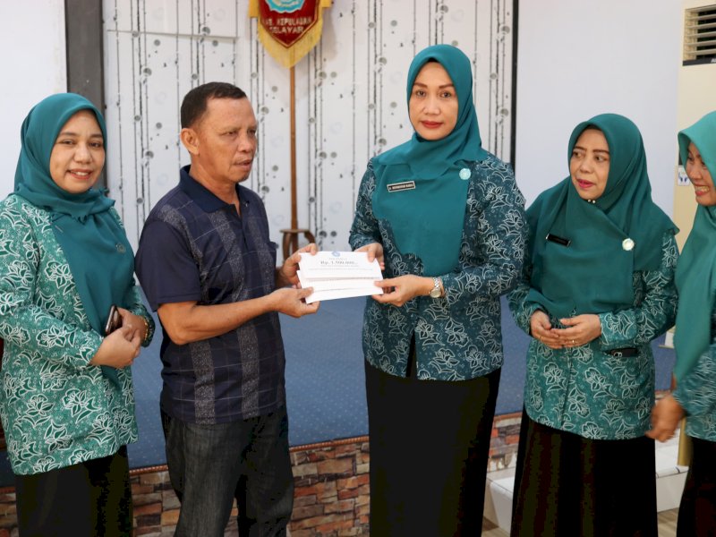 Ketua TP PKK Selayar Serahkan Bantuan untuk Korban Kebakaran di Pulau Kayuadi