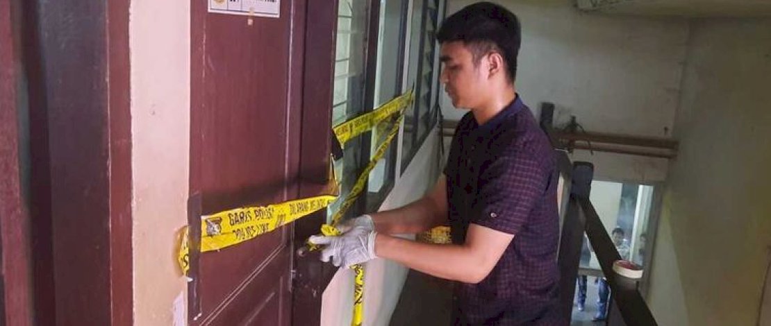Polisi memasang Police Line tempat Dosen Teknik Pembangkit Energi PNUP Makassar meninggal dunia. (Polsek Tamalanrea) Polisi memasang Police Line tempat Dosen Teknik Pembangkit Energi PNUP Makassar meninggal dunia. (Polsek Tamalanrea)