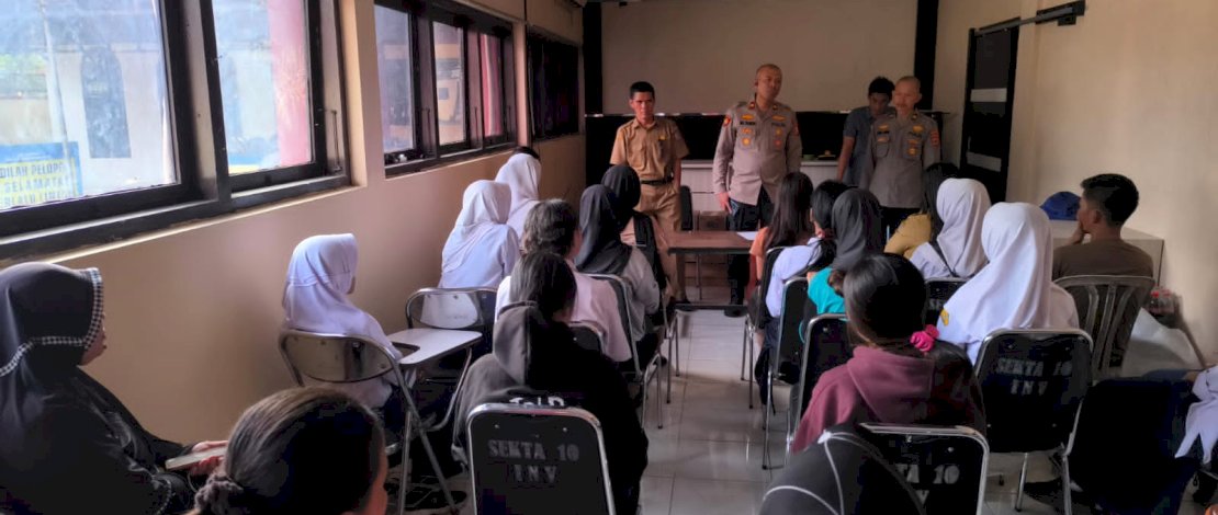 Kapolsek Biringkanaya Kompol Muh Tamrin saat mengumpulkan orang tua siswa yang bertengkar di lapangan.(Polsek Biringkanaya) Kapolsek Biringkanaya Kompol Muh Tamrin saat mengumpulkan orang tua siswa yang bertengkar di lapangan.(Polsek Biringkanaya)