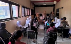 Gegara Cekcok di Medsos, Siswi SMPN di Makassar Berkelahi di Tanah Lapang