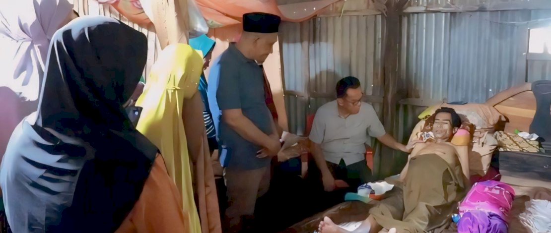 Peduli Sesama Pj Bupati Takalar Kunjungi Warga Penderita Penyakit Lever dan Pembengkakan Hati Peduli Sesama Pj Bupati Takalar Kunjungi Warga Penderita Penyakit Lever dan Pembengkakan Hati
