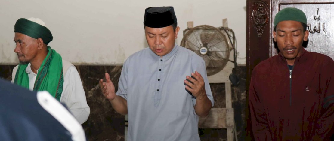 Basli Ali mengikuti kegiatan dzikir dan doa di Mesjid Besar Miftahussalam Desa Kembang Ragi Kecamatan Pasimasunggu. Basli Ali mengikuti kegiatan dzikir dan doa di Mesjid Besar Miftahussalam Desa Kembang Ragi Kecamatan Pasimasunggu.