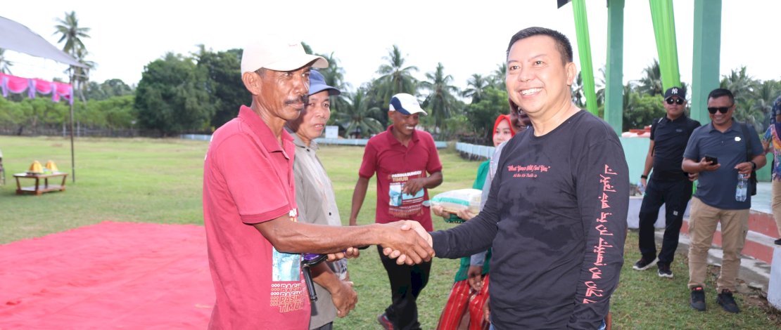 Bupati Muh Basli Ali menyerahkan bantuan alsintan kepada masyarakat petani Desa Ujung, berupa hand traktor dan mesin pompa air, serta penanaman padi secara seremonial di lokasi persawahan Batu Asaan, Dusun Mare' Selatan, Desa Ujung. Bupati Muh Basli Ali menyerahkan bantuan alsintan kepada masyarakat petani Desa Ujung, berupa hand traktor dan mesin pompa air, serta penanaman padi secara seremonial di lokasi persawahan Batu Asaan, Dusun Mare' Selatan, Desa Ujung.