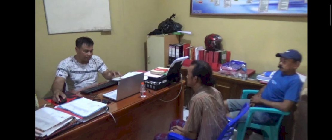 Polsek Tanralili memeriksa saksi kasus pembacokan di warung penjual miras. (IST)