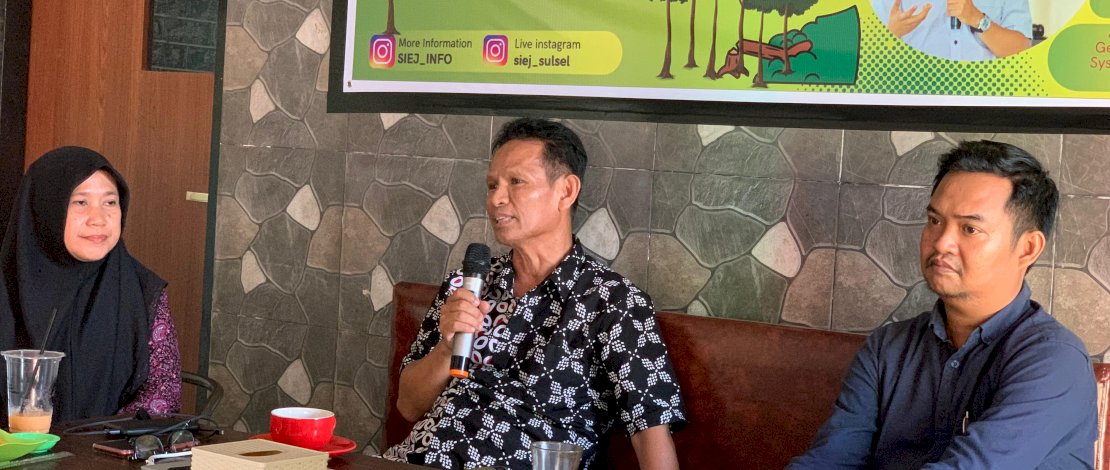 Kepala Puslitbang Kebencanaan Universitas Hasanuddin Ilham Alimuddin (tengah).