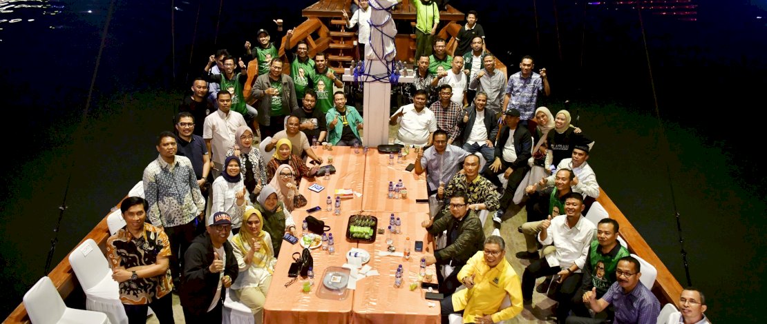 Pj Gubernur Sulsel Prof Zudan makan malam bersama para kader HMI di atas Kapal Pinisi Pantai Losari, Minggu malam, 2 Juni 2024. Pj Gubernur Sulsel Prof Zudan makan malam bersama para kader HMI di atas Kapal Pinisi Pantai Losari, Minggu malam, 2 Juni 2024.