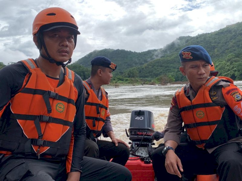 Niat Liburan Bersama Teman, Remaja di Soppeng Terseret Arus Sungai, SAR Brimob Bantu Cari Korban