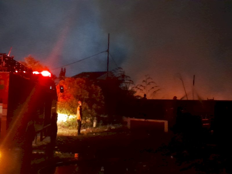 BREAKING NEWS! Kebakaran di Hertasning, Tiga Rumah Hangus Dilalap Si Jago Merah