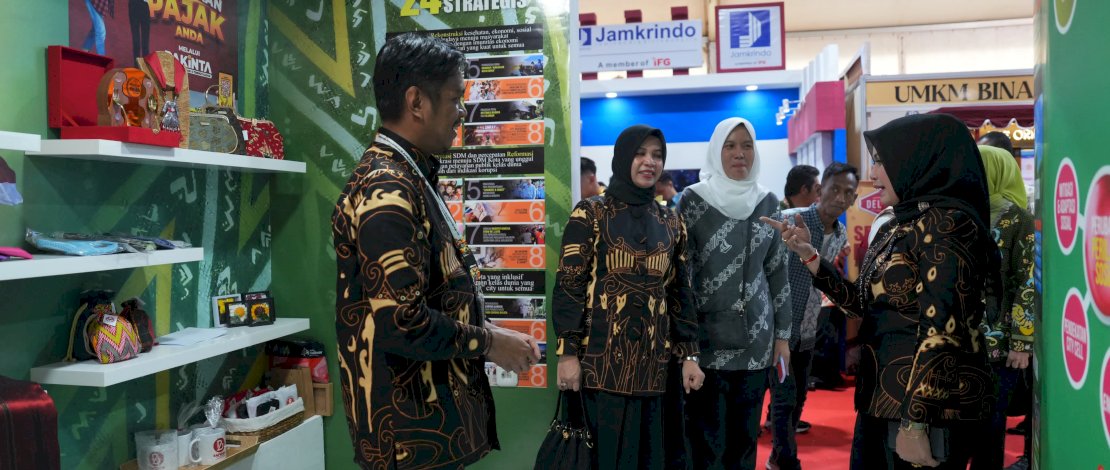 Pj Sekda Kota Makassar Firman Pagarra saat melihat booth Pemkot Makassar di ajang APEKSI. (Humas Pemkot Makassar)