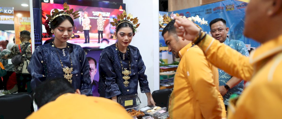 Booth Pemerintah Kota Makassar menjadi pusat perhatian dalam Indonesia City Expo 2024 Asosiasi Pemerintah Kota Seluruh Indonesia (APEKSI) 2024 di Kota Balikpapan.