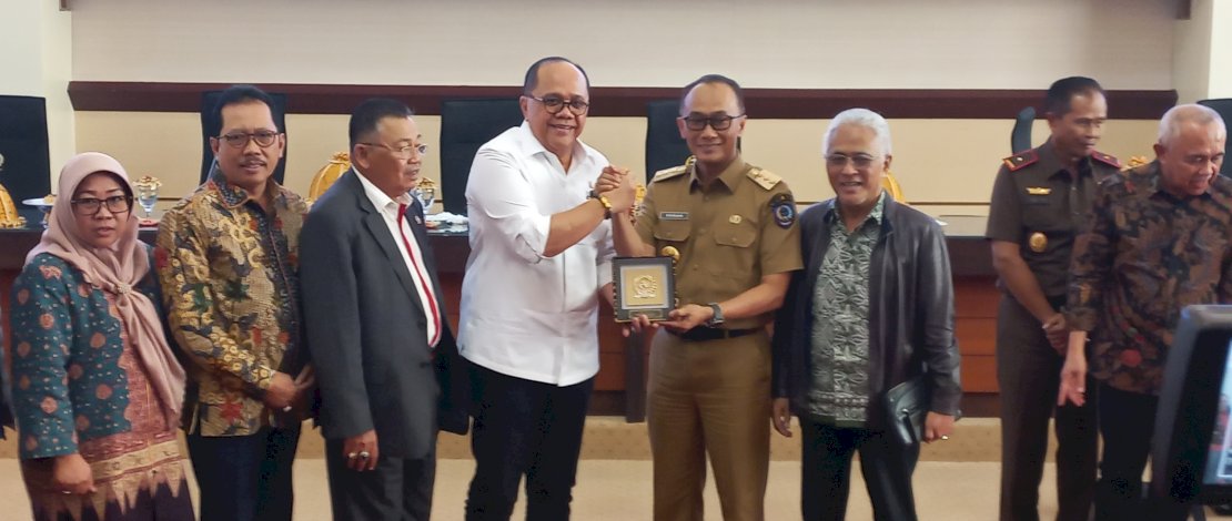 Wakil Ketua Komisi II DPR RI Junimart Girsang bersama Pj Gubernur Sulsel Prof Zudan arif Fakrulloh. Wakil Ketua Komisi II DPR RI Junimart Girsang bersama Pj Gubernur Sulsel Prof Zudan arif Fakrulloh.