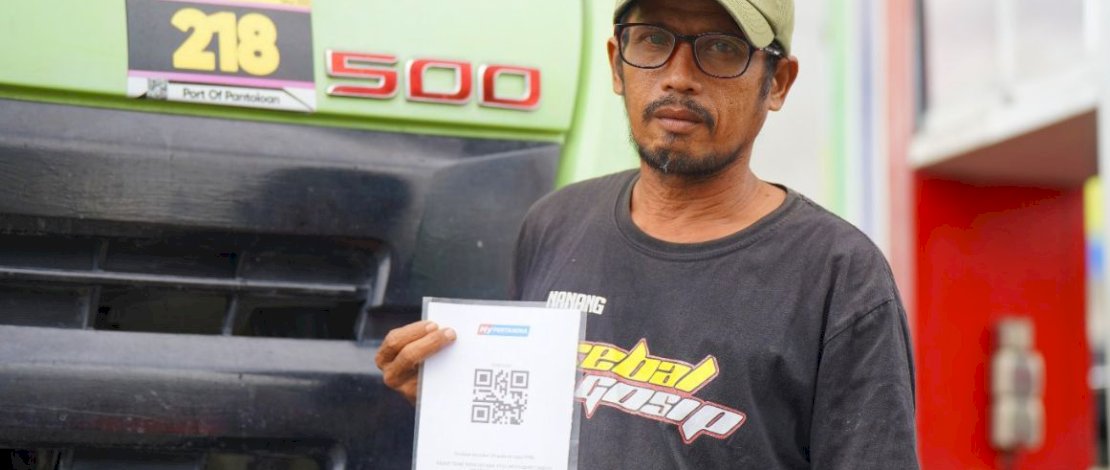 Sopir truk memperlihatkan QR Coda yang diperoleh dari pendaftaran subsidi tepat. QR Code menjadi salah satu perangkat yang digunakan agar subsidi tepat sasaran dan mencegah dari praktek penyalahgunaan produk subsidi.
