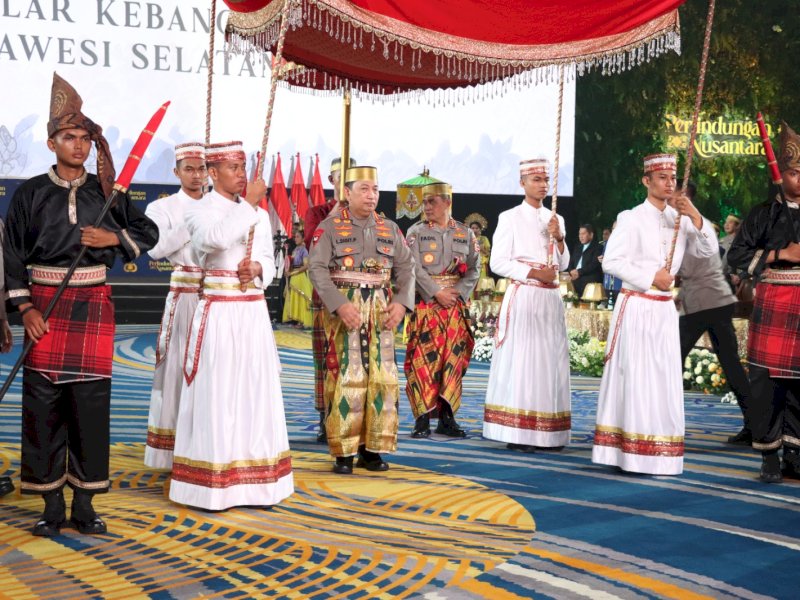 Saat Rakernis Barharkam, Kapolri Dianugrahi Gelar Adat dan Pusaka Kerajaan di Sulsel
